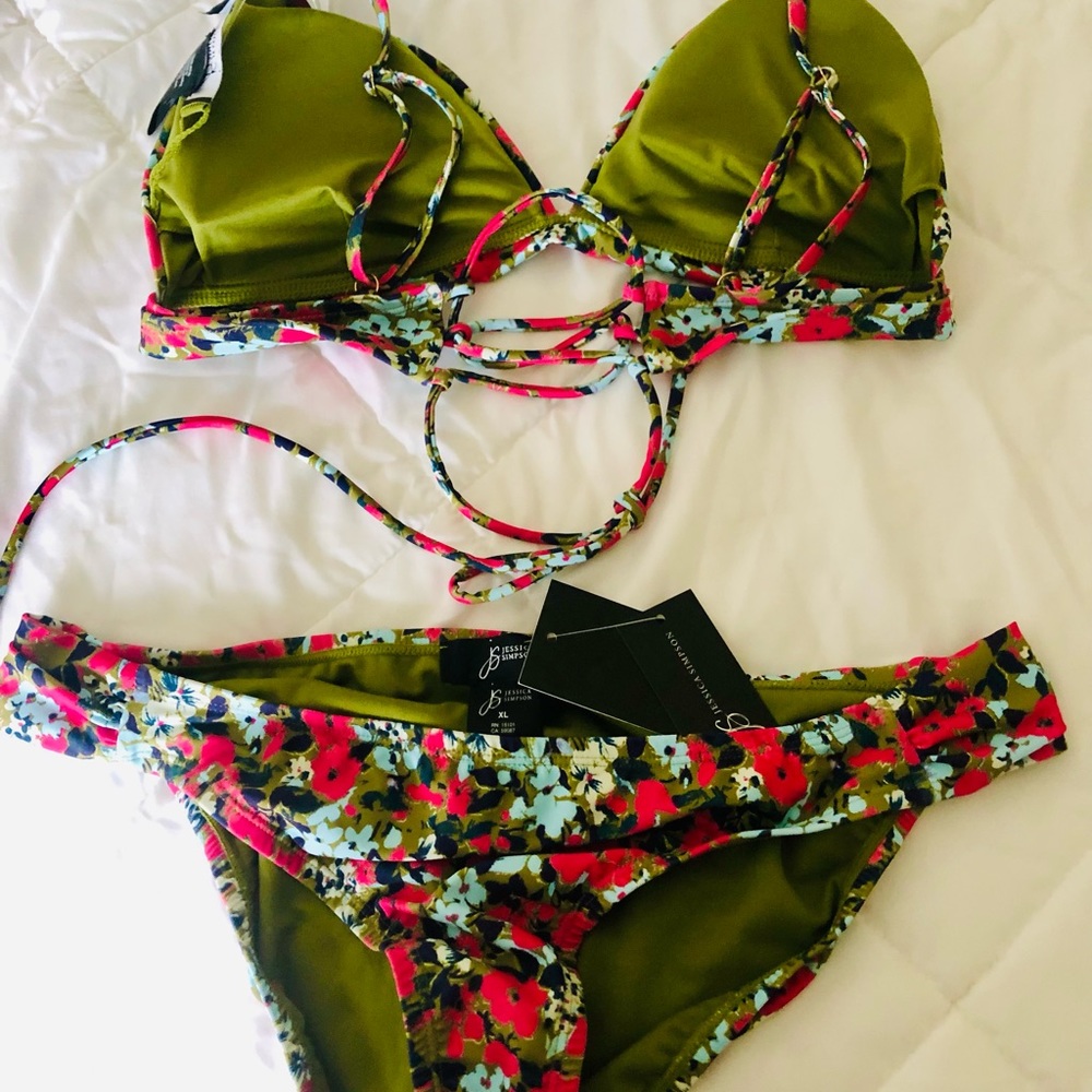 Jessica Simpson 2-piece bikini - Picture 4 of 4